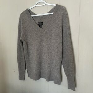 Halogen 100% Cashmere Gray V-Neck Sweater Size Medium Soft Classic Knit